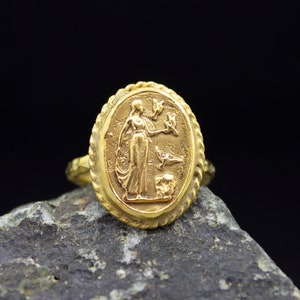 Antike römische Kunst Aphrodite signierter Münzring | 24K Vergoldete 925 Sterling Silber Ring | Handgefertigter gehämmerter Venus Schmuck von Pellada