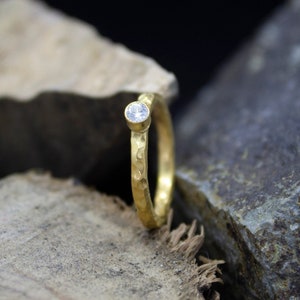 925 Sterling Silber 24K Vergoldet Gehämmert Handgefertigt Weiß Zirkonia Stapelbar Solitär Bandring von Pellada