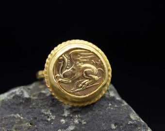 Anillo de moneda firmada de Pegaso de arte romano antiguo, anillo de plata de ley 925 chapado en oro de 24 quilates, joyería martillada hecha a mano por Pellada