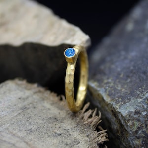 925 Sterling Silber 24K Vergoldet Gehämmert Handgefertigter Blauer Zirkonia Stapelbarer Solitär Stacking Band Ring von Pellada