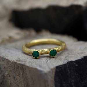 925 Sterling Silber 24K Vergoldet Gehämmert Handgefertigter Grüner Zirkonia Stapelbarer Solitär Stacking Band Ring by Pellada