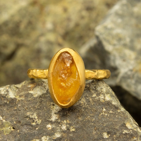 Natürlicher Roh Citrin Ring Handgefertigt Gehämmert 24K Vergoldet 925 Sterling Silber Stapelbar Rohedelstein Ring by Pellada