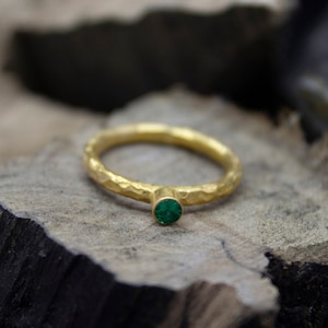 925 Sterling Silber 24K Vergoldet Gehämmert Handgefertigter Grüner Zirkonia Stapelbarer Solitär Stacking Band Ring by Pellada