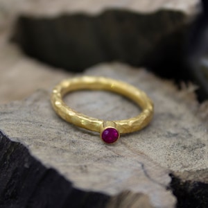 925 Sterling Silber 24K Vergoldet Gehämmert Handgefertigte Rote Zirkonia Stapelbar Solitaire Bandring von Pellada