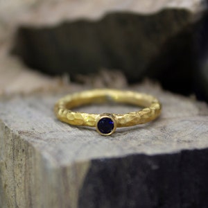 925 Sterling Silber 24K Vergoldet Gehämmert Handgefertigter Marineblauer Zirkonia Stapelbarer Solitär Stacking Band Ring by Pellada