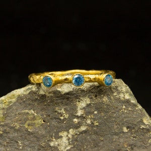 925 Sterling Silber 24K Vergoldet Gehämmert Handgefertigte Blau Zirkonia Stapelbar Solitaire Bandring von Pellada