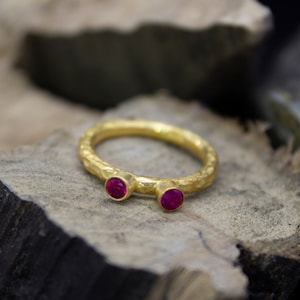 925 Sterling Silber 24K Vergoldet Gehämmert Handgefertigte Rote Zirkonia Stapelbar Solitaire Bandring von Pellada
