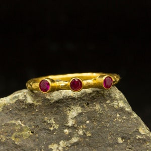 925 Sterling Silber 24K Vergoldet Gehämmert Handgefertigte Rote Zirkonia Stapelbar Solitaire Bandring von Pellada