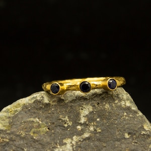 925 Sterling Silber 24K Vergoldet Gehämmert Handgefertigter Marineblauer Zirkonia Stapelbarer Solitär Stacking Band Ring by Pellada
