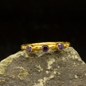 925 Sterling Silber 24K Vergoldet Gehämmert Handgefertigter Lila Zirkonia Stapelbar Solitär Stapel Band Ring by Pellada