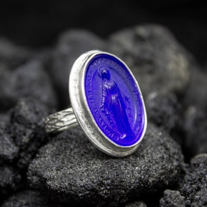 Bague en argent avec intaille de la Vierge Marie Argent sterling 925 Chevalière chrétienne religieuse en écorce d'arbre Intaglio Miraculous Ring par Pellada image 2