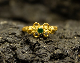Anillo delicado martillado / chapado en oro de 24 quilates / hecho a mano / elegante / joyería antigua diminuta / anillo apilable en capas / regalo minimalista de Pellada
