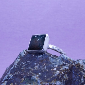 Anillo de piedra de sangre hecho a mano de Anatolia, plata de ley 925, anillo de piedra preciosa antigua martillada hecho a mano, regalo para el día de la mujer de Pellada