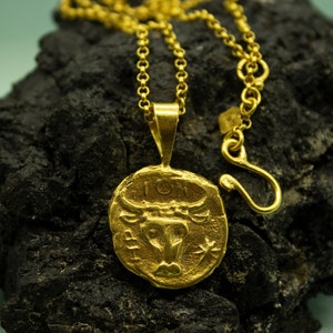 Munthanger Romeinse stier | 925 sterlingzilver, 24 kt goud | Stier vergulde ketting met munt | Sterrenbeeld oude kunst muntzegel | Cadeau van Pellada