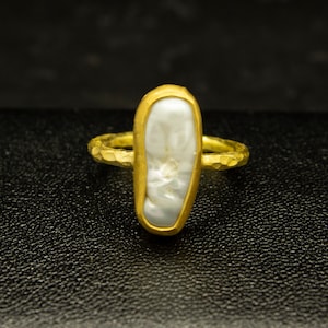 Anello con perla barocca / Anello in argento sterling 925 placcato oro 24K / Anello in madreperla / Perla d&#39;acqua dolce Regalo delicato di Pellada