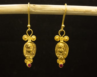 Romeinse kunst leeuw gesigneerde munt hangoorbellen 24 kt goud op 925 sterlingzilver handgemaakte rode zirkonia vrouwenoorbellen van Pellada