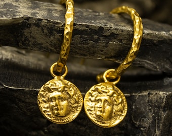 Oude Medusa-bedel oorringen | 24-karaats verguld 925 sterlingzilver | Griekse kunst gehamerde muntoorbellen | Antieke sieraden van Pellada