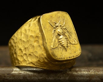 Anillo de sello de arte romano antiguo para hombre, con moneda de abeja de miel, chapado en oro de 24 quilates, plata de ley 925, joyería antigua martillada artesanalmente por Pellada.