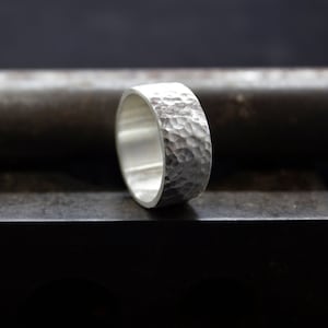 Anel de casamento martelado de 8 mm em prata esterlina 925 com acabamento acetinado fosco e gravação gratuita por Pellada