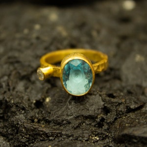 Bague en pierre ovale topaze bleue | Bague en Argent Plaqué Or 24K | Bague romaine antique | Anneau martelé empilable | Cadeau de mère par Pellada