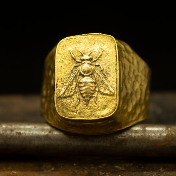 Gold bee deals signet ring