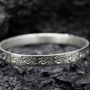 Stapelarmband | 925 sterling zilveren armband | Patroon bangle armband | Floral Vine Bangle armband | Cadeau voor haar door Pellada