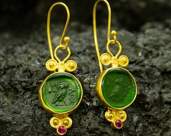 Pendientes de cristal Athena Owl Intaglio / Oro de 24K sobre plata de ley 925 / Pendientes de búho griego antiguo / Pendientes de diosa de la mitología de Pellada