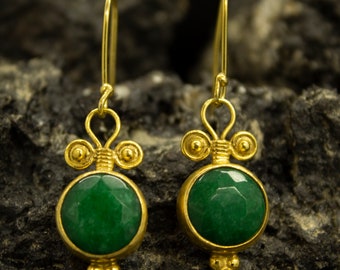 Jade Stone Silver Dangle Orecchini / 24K Gold Over 925 Sterling Silver / Orecchini Birthstone fatti a mano / Orecchini di pietra verde / Di Pellada