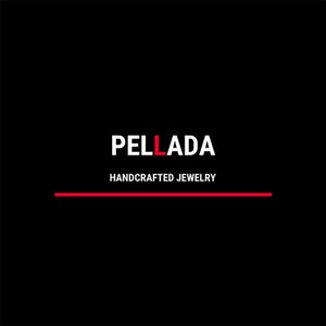 Puede incluir: Un logotipo para una empresa de joyería llamada "PellADA" con la "L" en rojo y el resto del texto en blanco. El texto "HANDCRAFTED JEWELRY" está debajo del logotipo en blanco. Una línea roja está debajo del texto.