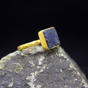 Uralter Lapis Lazuli Ring | 925 Sterling Silber 24K Vergoldet | Gehämmerter Silber Ring | Handarbeit Stapelbar | Griechischer Ring von Pellada
