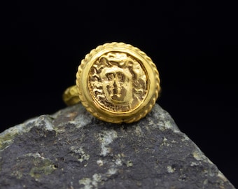 Anillo de oro con sello de Medusa de arte griego antiguo / Plata de ley 925 / Joyería de Medusa romana / Anillo con moneda martillada / Regalo de Navidad de Pellada