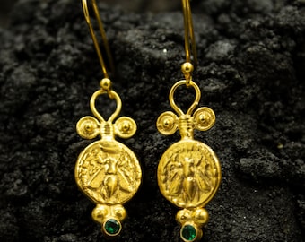 Örhängen med grekiskt bi och signerade mynt | 24K guldpläterat 925 sterlingsilver | Guldbidrottning | Smycken med uråldriga bi | Julklapp från Pellada
