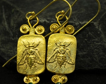 Grekiska myntörhängen med signerade honungsbi | 24K guldpläterade 925 sterlingsilver | Antika romerska biörhängen | Medaljongbi-smycken från Pellada