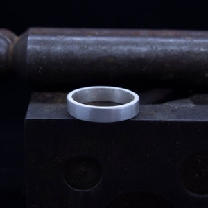 Aliança de casamento 4 mm Prata esterlina 925 Acabamento acetinado fosco Unissex Aliança de casamento Gravura grátis por Pellada