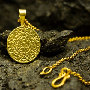 Griekse Phaistos schijf ketting | 925 sterling zilver 24K verguld | Oude Phaistos ketting | Grieks medaillon | Kerstcadeaus van Pellada
