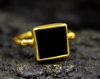 Bague carrée en onyx noir | Plaqué or 24 carats | Ancienne bague en argent avec pierres précieuses noires | Déclaration Gold Onyx | Cadeau de Noël fait main par Pellada