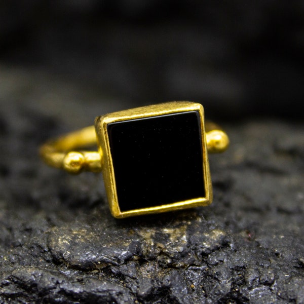 Bague carrée en onyx noir | Plaqué or 24 carats | Ancienne bague en argent avec pierres précieuses noires | Déclaration Gold Onyx | Cadeau de Noël fait main par Pellada