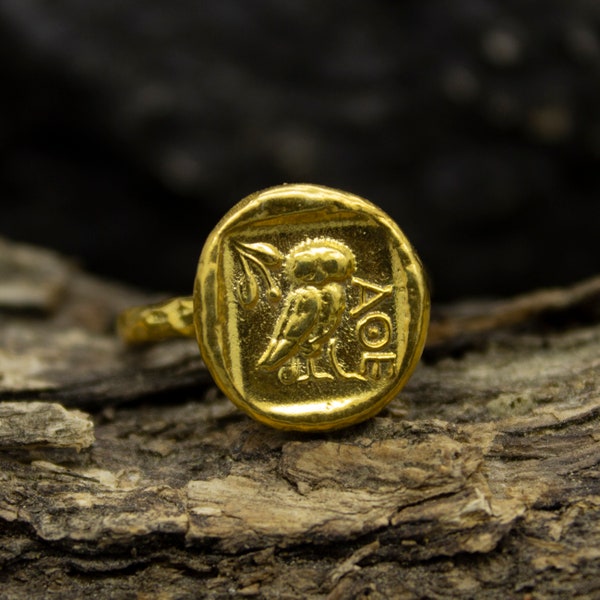 Bague de pièce de monnaie de hibou d'art romain | Argent sterling 925 plaqué or 24 carats | Chevalière hibou grec | Bague Hibou Athena martelée | Cadeau délicat par Pellada