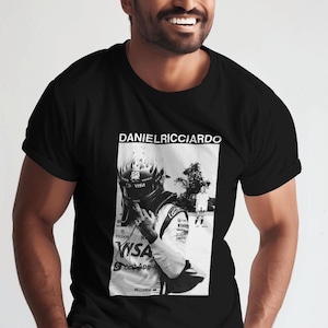 Daniel Ricciardo .03 Cardriver Love Letter Tee | Post Hardcore Inspired Racing Apparel, Presente para fãs de corrida, F1 Apparel, Camiseta unissex