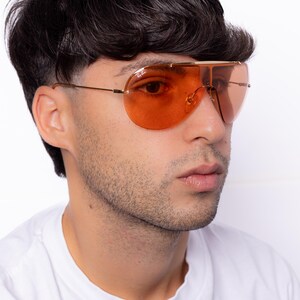 K&ouml;nnte beinhalten: Eine wei&szlig;e Keramiktasse mit schwarzem Henkel und dem Text "But First, Coffee" in schwarzer, fetter Schrift. Die Tasse steht auf einer wei&szlig;en Oberfl&auml;che. Die Tasse ist etwa 10 cm hoch.