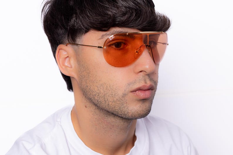 K&ouml;nnte beinhalten: Eine wei&szlig;e Keramiktasse mit schwarzem Henkel und dem Text "But First, Coffee" in schwarzer, fetter Schrift. Die Tasse steht auf einer wei&szlig;en Oberfl&auml;che. Die Tasse ist etwa 10 cm hoch.