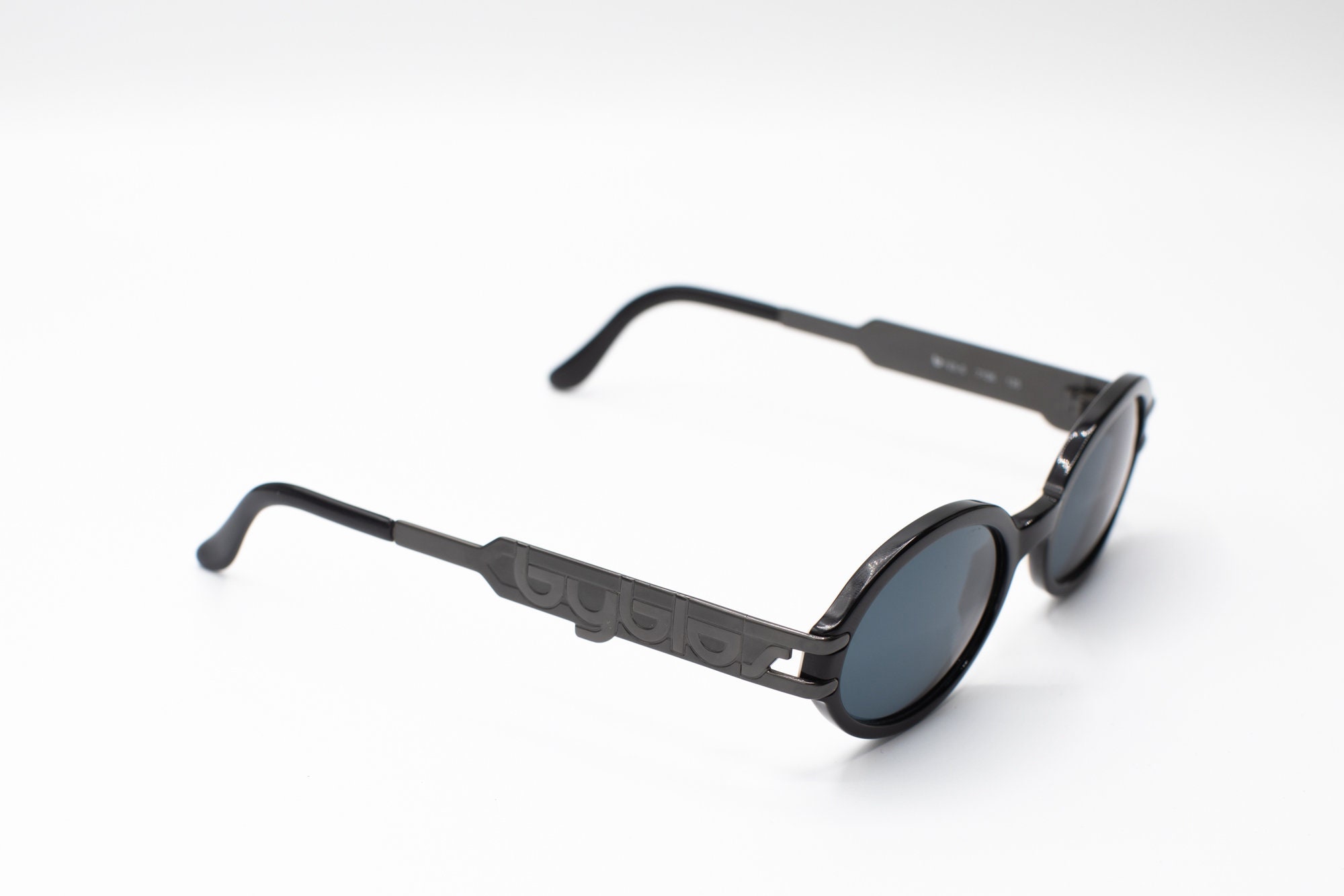 Lunettes De Soleil Byblos Pour Femme - Monture Noire Ovale, Verres Azur Rosé
