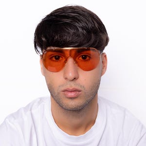 K&ouml;nnte beinhalten: Ein Set aus drei Keramikbechern mit gesprenkelter, matter Oberfl&auml;che. Die Becher sind in Creme-, Hellgrau- und Dunkelgraut&ouml;nen gehalten. Jeder Becher hat ein schlichtes, minimalistisches Design.