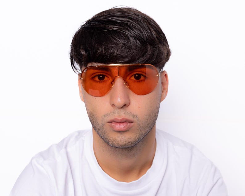 K&ouml;nnte beinhalten: Ein Set aus drei Keramikbechern mit gesprenkelter, matter Oberfl&auml;che. Die Becher sind in Creme-, Hellgrau- und Dunkelgraut&ouml;nen gehalten. Jeder Becher hat ein schlichtes, minimalistisches Design.