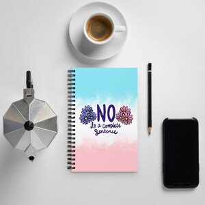 Puede incluir: Una libreta de espiral azul y rosa con el texto "NO is a complete sentence" en letras moradas. La libreta está decorada con flores moradas y rosas.