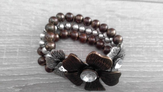 Three strand elasticated beaded bracelet with 3 l… - image 2