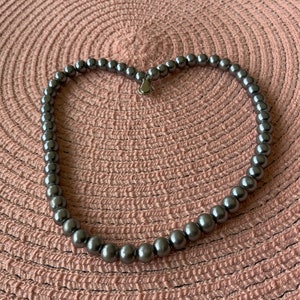 Wunderschöne Halskette und passendes Armband Set der Marke Teng Yue aus grauen Metallic Perlen