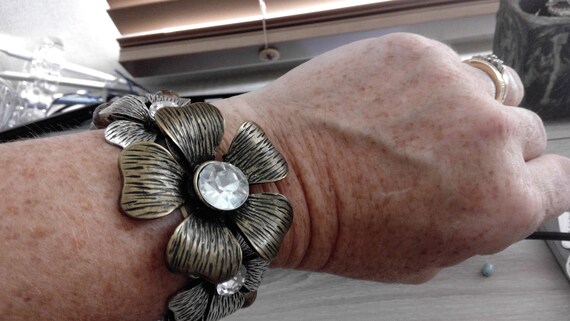 Three strand elasticated beaded bracelet with 3 l… - image 3