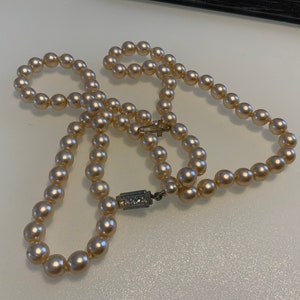 Beautiful little vintage 1950s ivory faux pearl necklace.