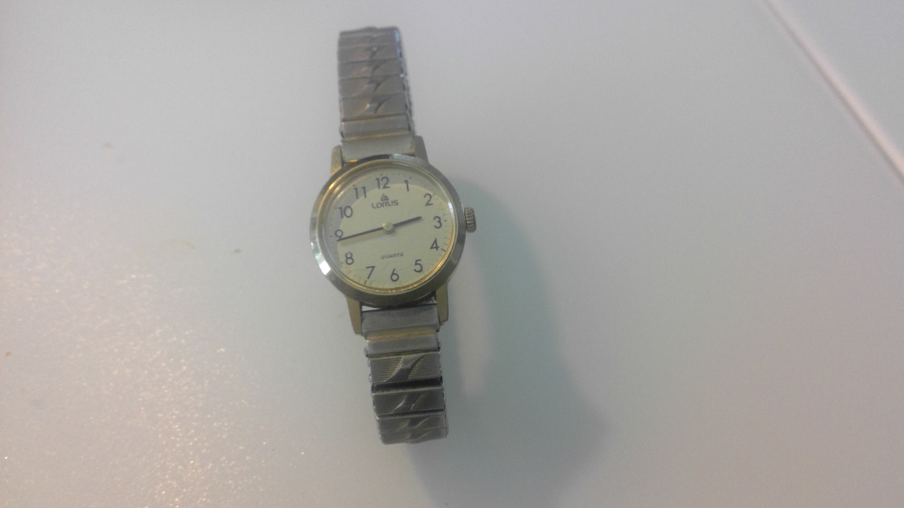 Vtg Lorus Watch Women V232-5490 16mm Gold Tone Black Dial Needs New Battery 5.5\